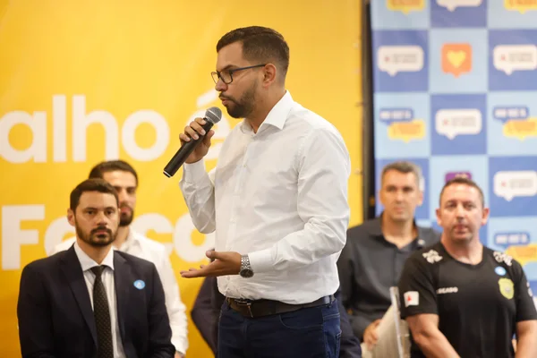 Governo de Minas transfere capital para Paracatu e anuncia novo Colégio Tiradentes na região