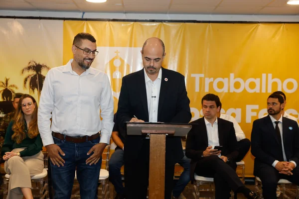 Governo de Minas transfere capital para Paracatu e anuncia novo Colégio Tiradentes na região