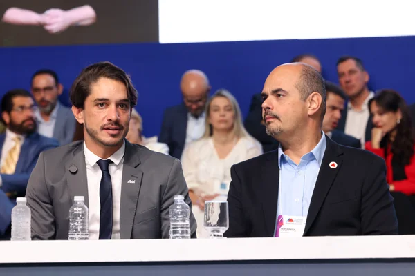 Governo de Minas reforça diálogo com municípios durante Congresso da AMM e estreia estande de serviços integrados