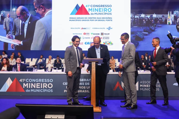 Governo de Minas reforça diálogo com municípios durante Congresso da AMM e estreia estande de serviços integrados