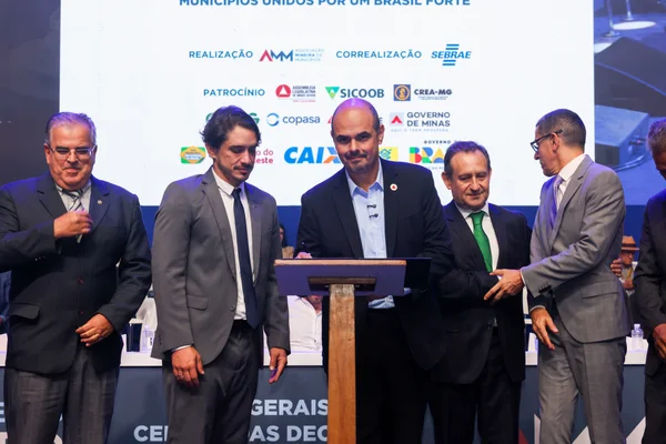Governo de Minas reforça diálogo com municípios durante Congresso da AMM e estreia estande de serviços integrados