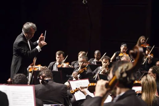 Maestro Fabio Mechetti durante regência de orquestra
