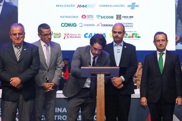 Governo de Minas reforça diálogo com municípios durante Congresso da AMM e estreia estande de serviços integrados
