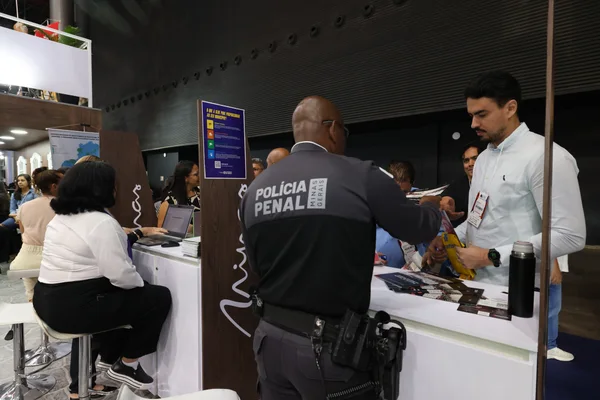 Governo de Minas encerra atividades do estande de serviços integrados no Congresso da AMM