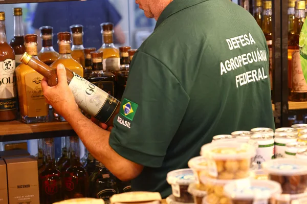 Operação Baco apreende 2 mil litros de bebidas irregulares em 30 dias