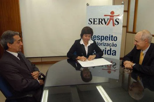 Vice-presidente do Servas, Dulcejane Vaz (C), na assinatura da doação