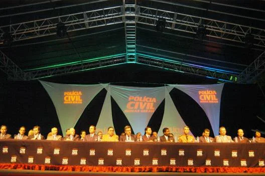 Mesa com autoridades na solenidade de formatura dos novos agentes