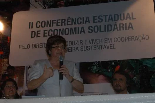 A secretária Ana Lúcia Gazolla durante pronunciamento