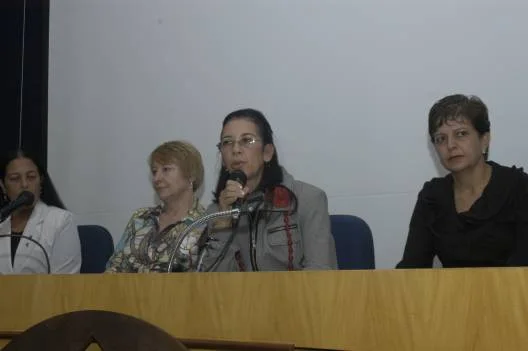 Secretária Maria Coeli durante pronunciamento no seminário
