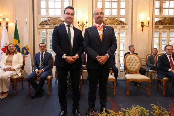 Governador de Minas recebe Medalha do Mérito da Advocacia-Geral do Estado