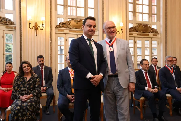 Governador de Minas recebe Medalha do Mérito da Advocacia-Geral do Estado