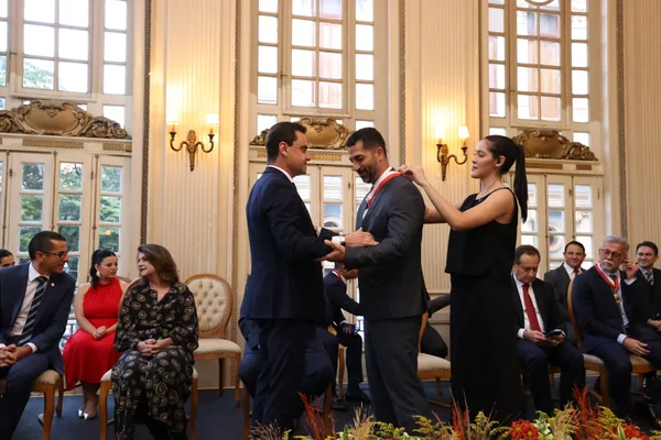 Governador de Minas recebe Medalha do Mérito da Advocacia-Geral do Estado