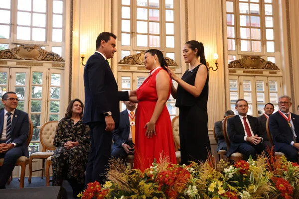 Governador de Minas recebe Medalha do Mérito da Advocacia-Geral do Estado