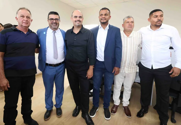 Governo de Minas entrega micro-ônibus e vacimóveis para ampliar acesso à saúde na região de Matozinhos
