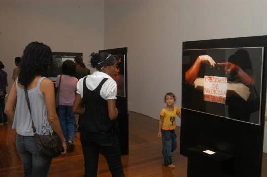 A exposição tem como finalidade provocar reflexões sobre o tema “conflito”