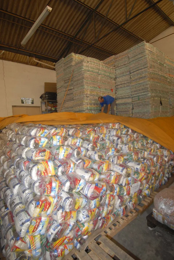 50 toneladas de alimentos, distribuídos em 5 mil cestas básicas com 10 quilos no depósito da Cedec/MG