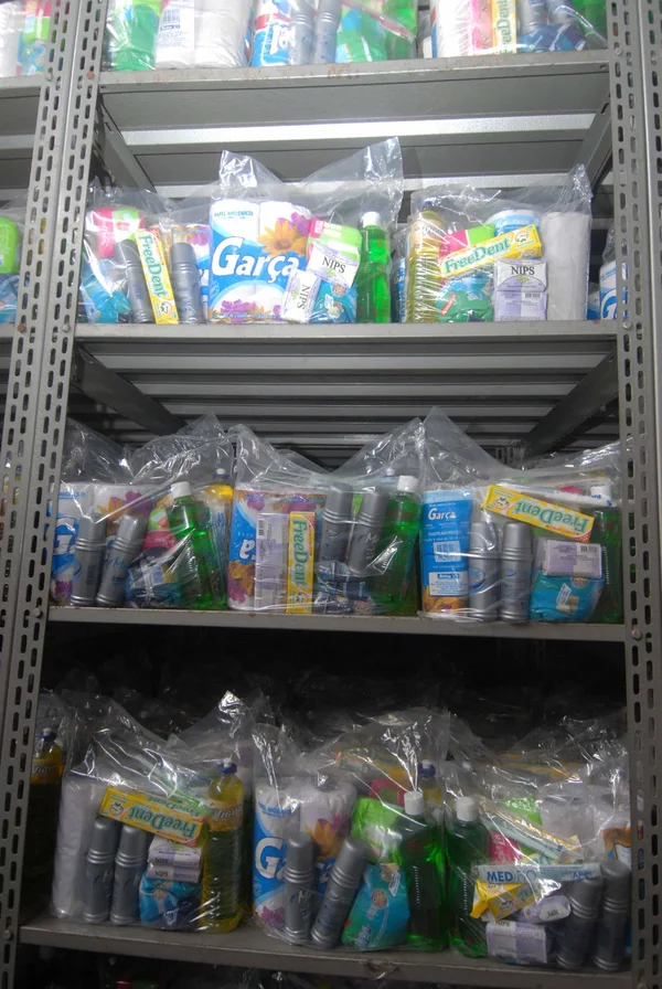 Kits de higiene compostos de escova e pasta de dentes, absorventes higiênicos, sabonete, sabão em pó, detergente e papel higiênico