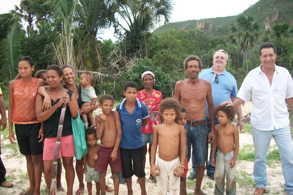 Equipe do Cetec com família do Norte de Minas, região que será beneficiada pelo projeto
