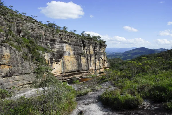 O parque abriga mirantes, grutas, praias, piscinas naturais, picos e as belas cachoeiras