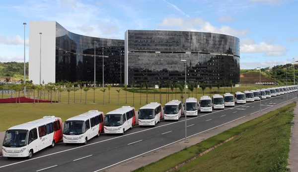 Setenta e quatro micro-ônibus estão sendo entregues