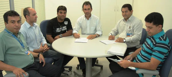 Gerentes da Caixa Econômica Federal, prefeito e coordenador do CVT de Taiobeiras assinam convênio