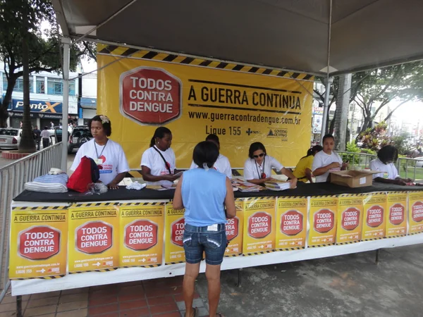 Ação na Praça Primeiro de Maio teve troca de materiais inservíveis (que podem acumular água) por cadernos, lápis e borrachas