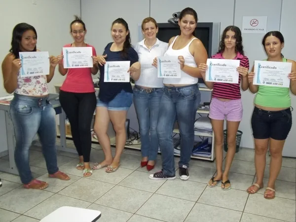 Alunas do cursos de vendas e telemarketing recebem certifcados em Ituiutaba
