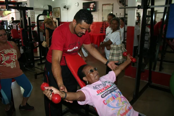 Corsina dos Santos Barbosa (Cota) tinha osteoporose e agora não sente dor nos joelhos