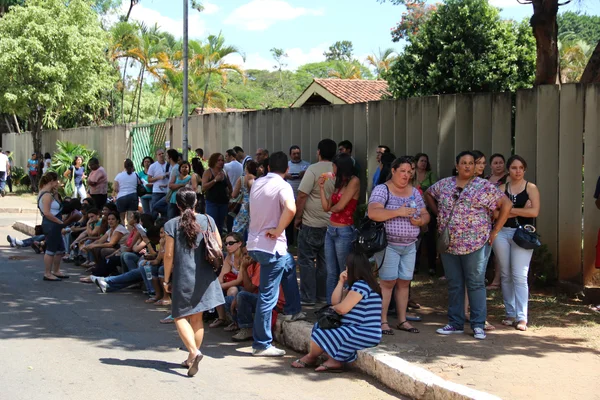 Candidatos aguardam o início do concurso da Educação, que aconteceu no último domingo