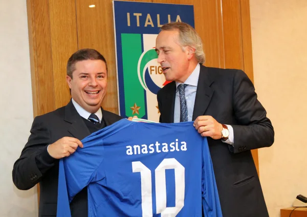 Governador Anastasia recebe do presidente da Federação, Giancarlo Abete, a camisa personalizada da seleção italiana