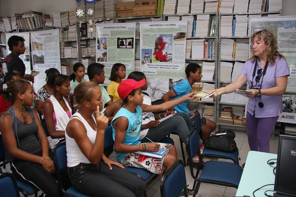 Moradores da cidade de Milho Verde assitem a palestra sobre educação ambiental