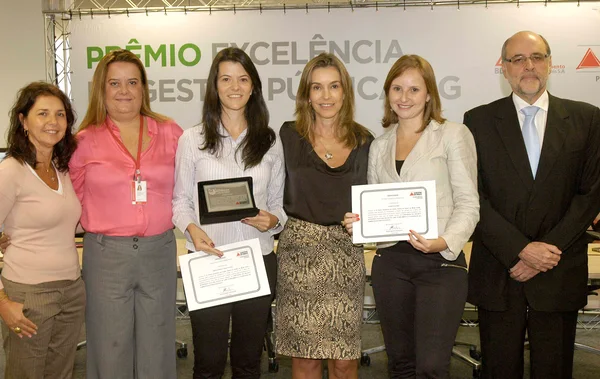 A secretária de Planejamento e Gestão, Renata Vilhena (centro) e o secretário-adjunto, Paulo Sérgio Alves, diplomam vencedores