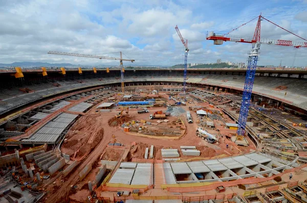 O Mineirão está com 55% da obra concluída. São 1850 operários em campo.