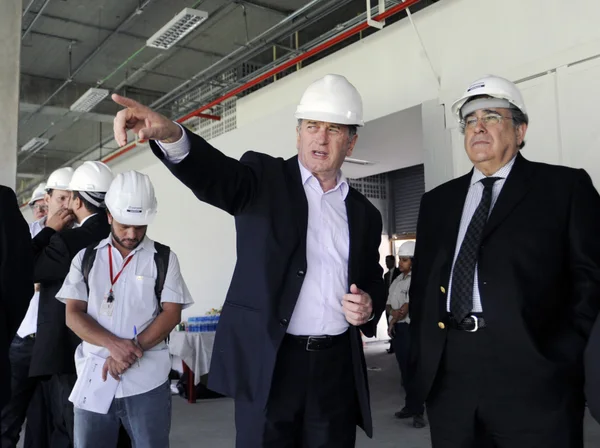 Secretário Sergio Barroso e vice-governador Alberto Pinto Coelho durante visita ao Independência