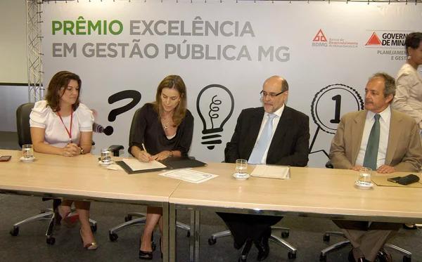 Secretária Renata Vilhena assinou, em março último, edital para o 7º Prêmio de Excelência em Gestão Pública