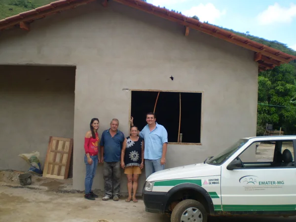 Casal Leandro José Barbosa e Onila Maria Barbosa (centro) comemora apoio da Emtaer-MG