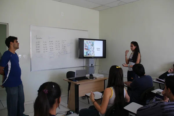 Apenas na rede estadual de ensino da educação Básica de Minas Gerais são aproximadamente 1500 alunos surdos atendidos por cerca de 600 escolas
