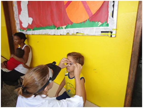 Profissionais examinam as crianças em escolas do leste do estado