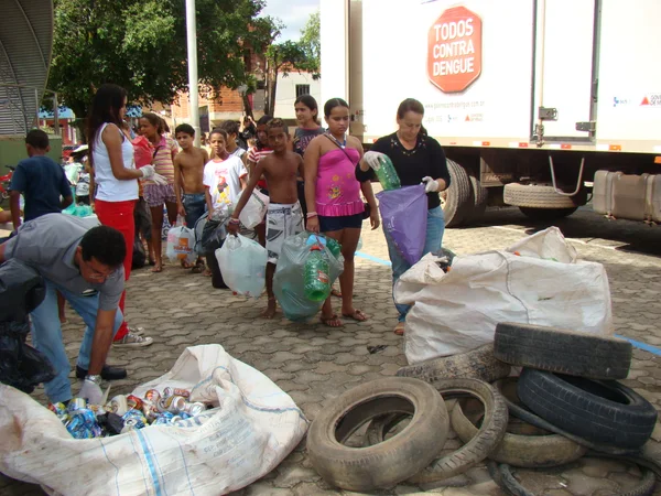 Ações de combate à dengue do Governo de Minas mobilizam moradores de Ipanema  