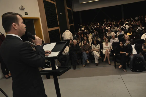 O secretário de Estado de Meio Ambiente e Desenvolvimento Sustentável Adriano Magalhães durante a abertura do encontro