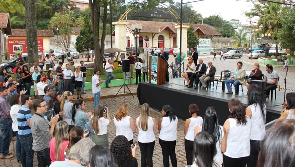 Autoridades e a população local prestigiaram a solenidade de reinauguração do Sine