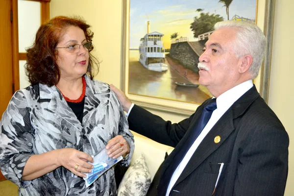 Professora Jussara Melo e reitor João Canela durante doação dos kits