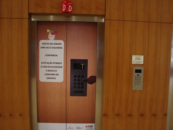 Plotagens com imagens e frases de efeito estão nos elevadores da Cidade Administrativa