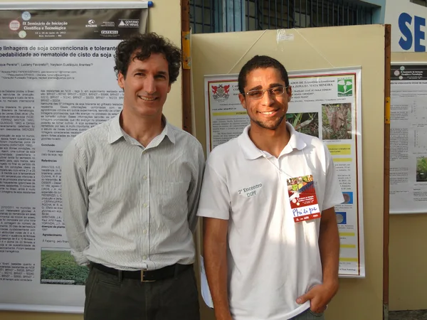 Philipe Corcino e seu orientador José Mário Lobo (esq.) apresentaram o uso de geoprocessamento na avaliação de desempenho ambiental de estabelecimentos rurais, trabalho que será apresentado na Rio + 20.