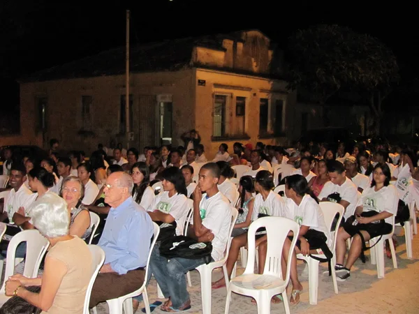 Mais de 100 jovens se reuniram na Praça Benício de Almeida, em Almenara