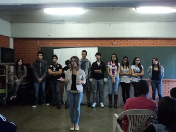 Ex-alunos da escola e profissionais já formados falam para os estudantes os desafios do curso e da profissão.