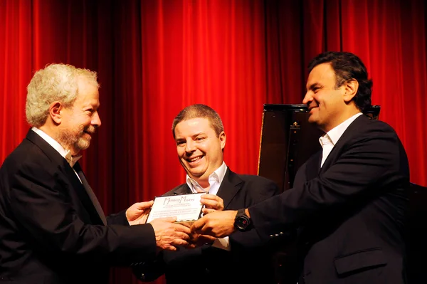  O governador Antonio Anastasia, acompanhado do senador Aécio Neves, entregou à Nelson Freire uma placa comemorativa aos 60 anos de carreira