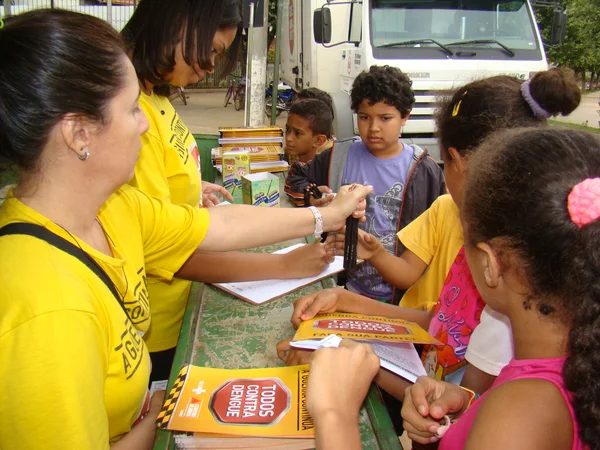 No município foram recolhidas 7.484 garrafas pet, 5.280 latas e 625 pneus que foram trocados por 6.912 lápis, 6.000 borrachas e 620 cadernos