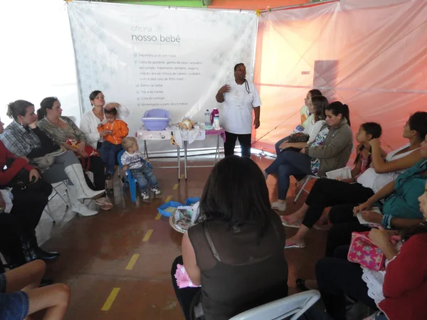 Oficina Nosso Bebê, um dos nove estantes que compõem a Caravana Mães de Minas