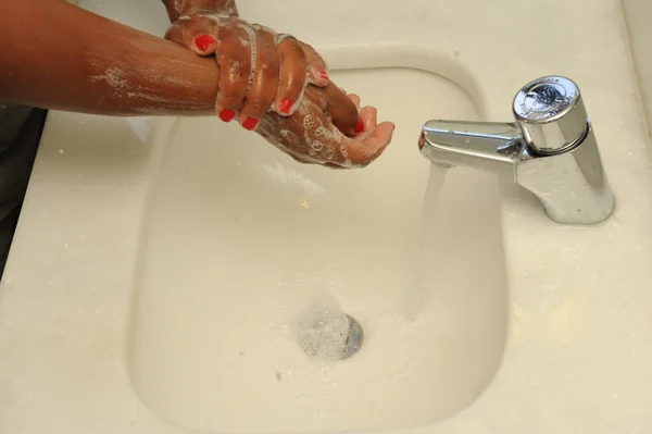 Lavar as mãos é medida  fundamental para evitar as contaminações 